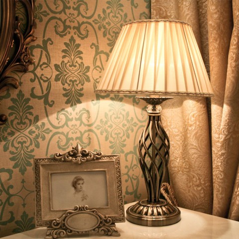 Lámpara de mesita de noche de estilo clásico Grace Maytoni