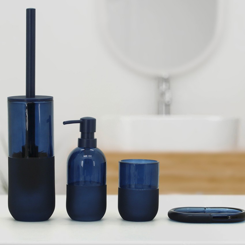 Los cepillos de dientes en un vaso en el baño azul