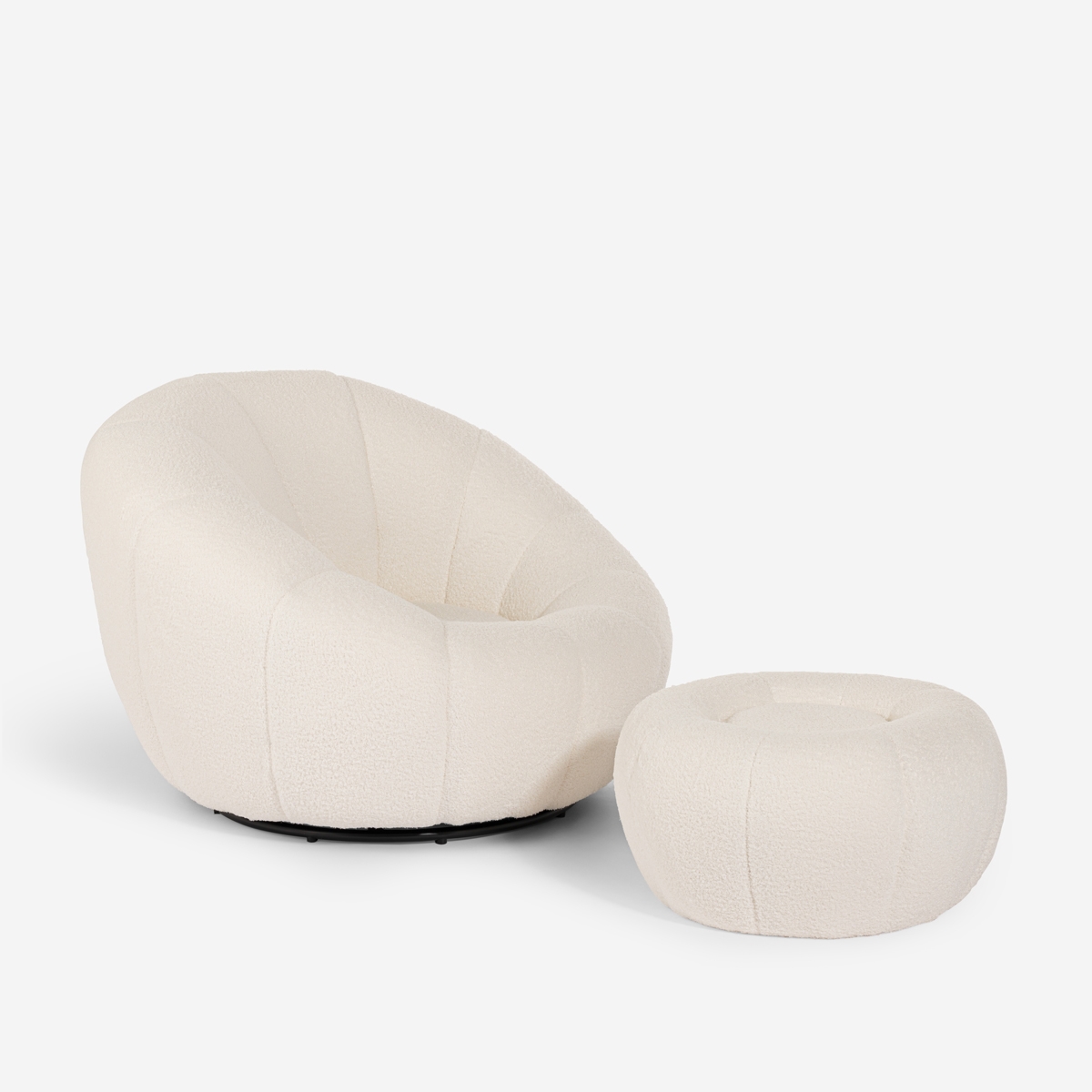 Sillón giratorio de diseño de tela bouclé blanco con puf reposapiés Kuma