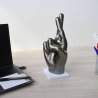 Escultura de resina efecto metal dedos cruzados estatua moderna Aira Venta
