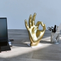 Escultura de resina con efecto metálico estatua moderna gesto OK Zynth Venta