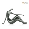 Escultura moderna de resina efecto metal figura femenina Bela-M Catálogo