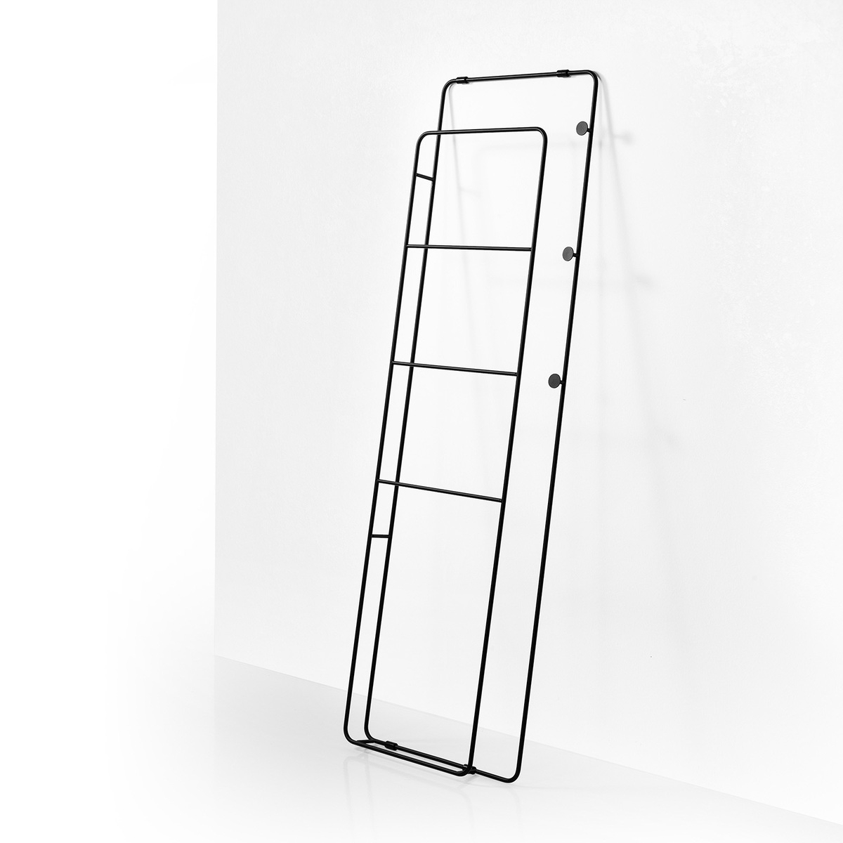 Perchero de escalera negro diseño moderno Ukon Promoción Perchero de escalera negro diseño moderno Ukon Promoción