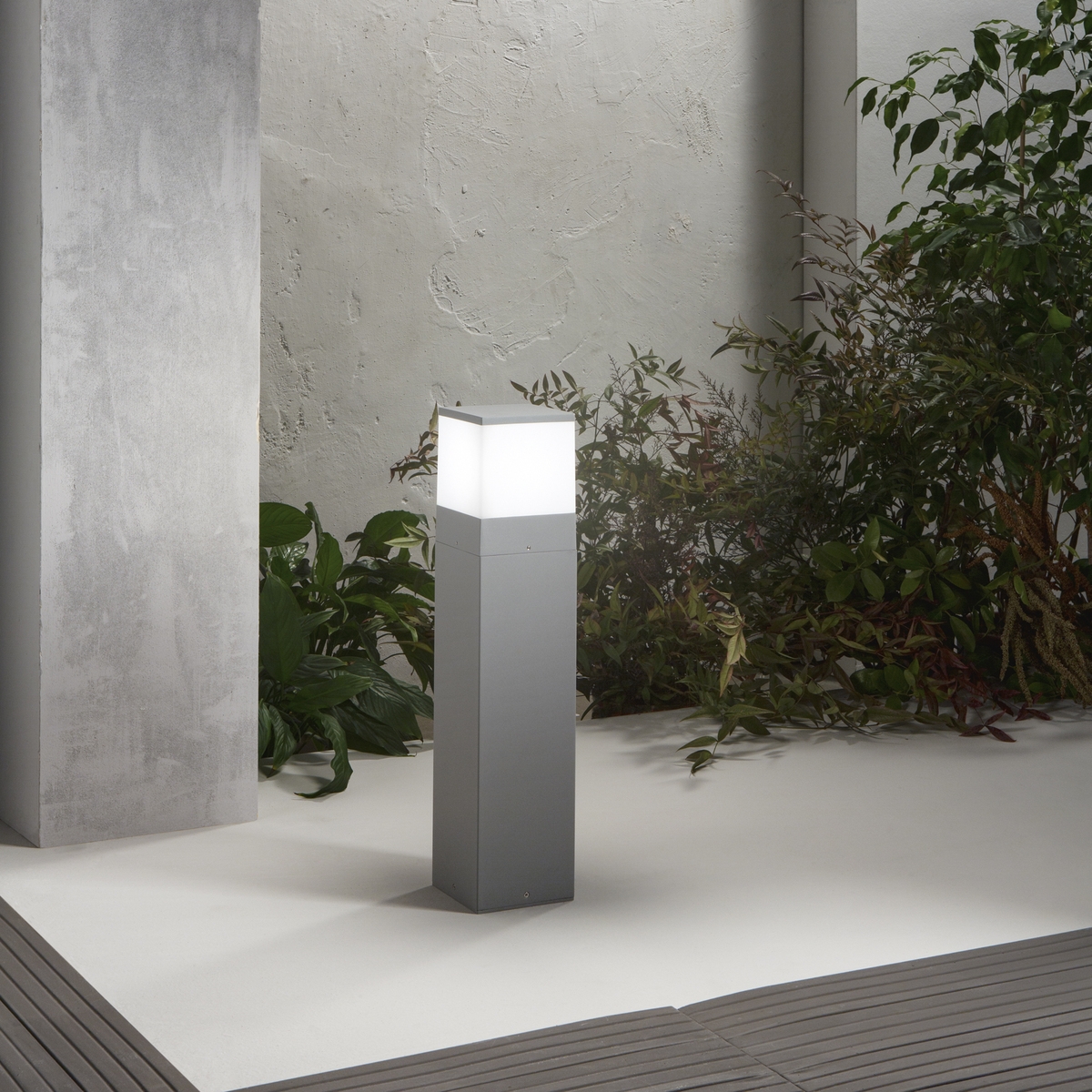 Baliza de luz para jardín exterior en metal plateado h60cm Booster Promoción Baliza de luz para jardín exterior en metal plateado h60cm Booster Promoción