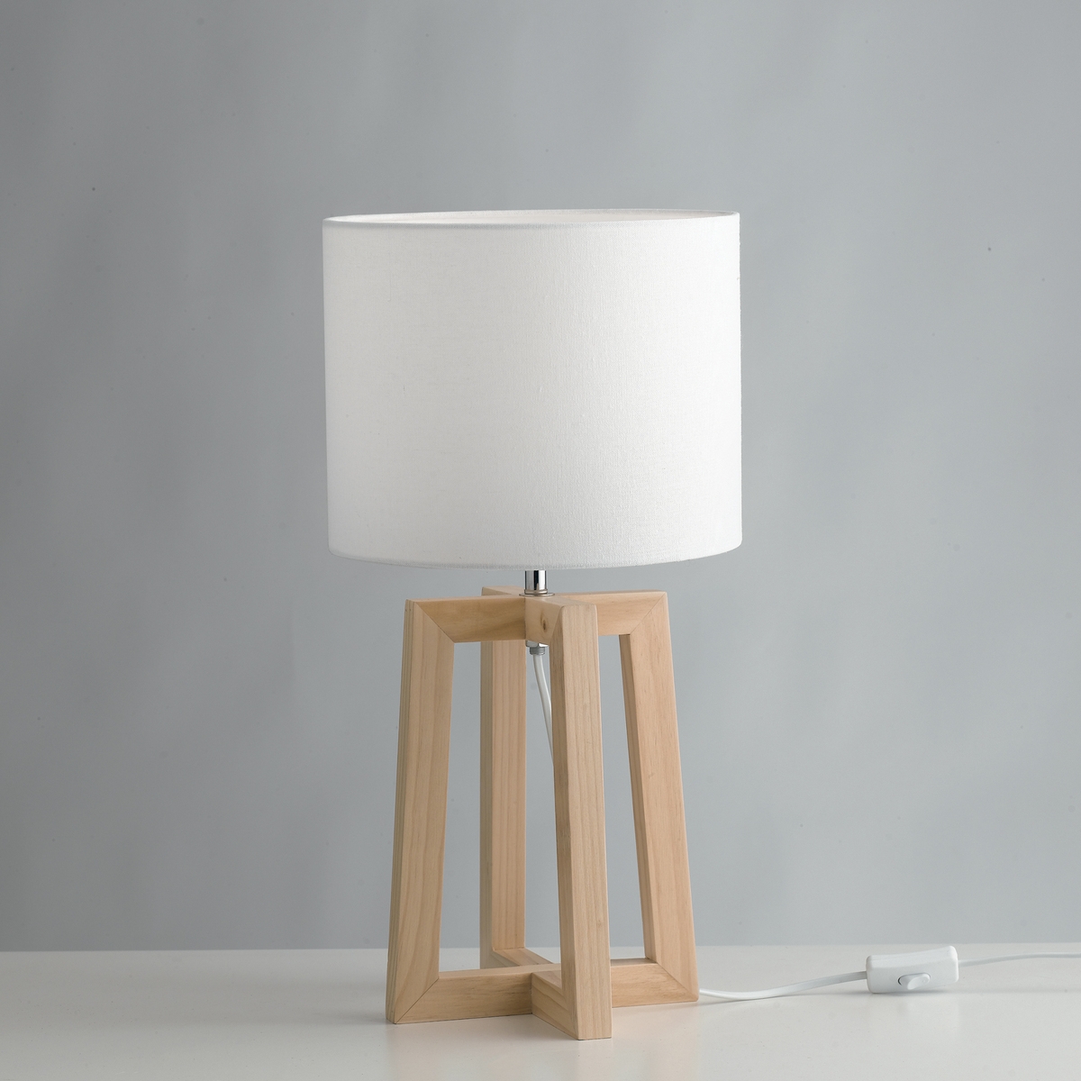 Lámpara de mesa de madera natural con pantalla de tela blanca Berry LT Promoción