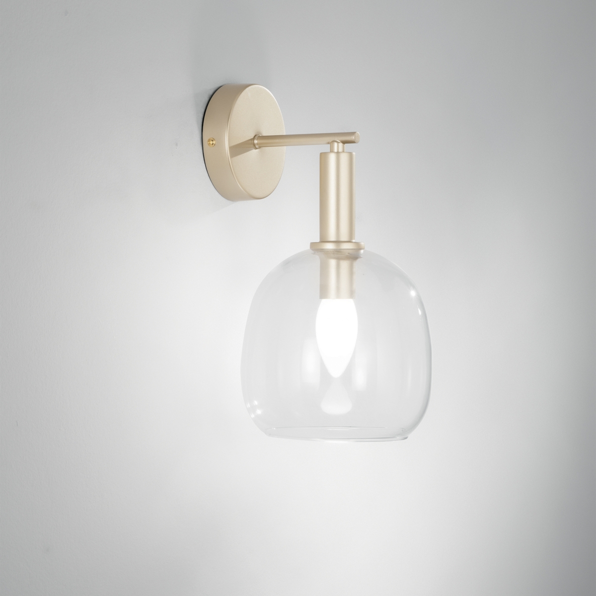 Aplique de pared en metal dorado con difusor de vidrio soplado Brandy AP Promoción Aplique de pared en metal dorado con difusor de vidrio soplado Brandy AP Promoción