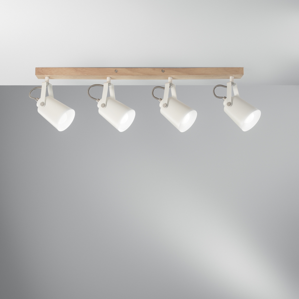 Lámpara de techo de madera y metal con riel, cuatro luces orientables Eda LS4 Promoción Lámpara de techo de madera y metal con riel, cuatro luces orientables Eda LS4 Promoción