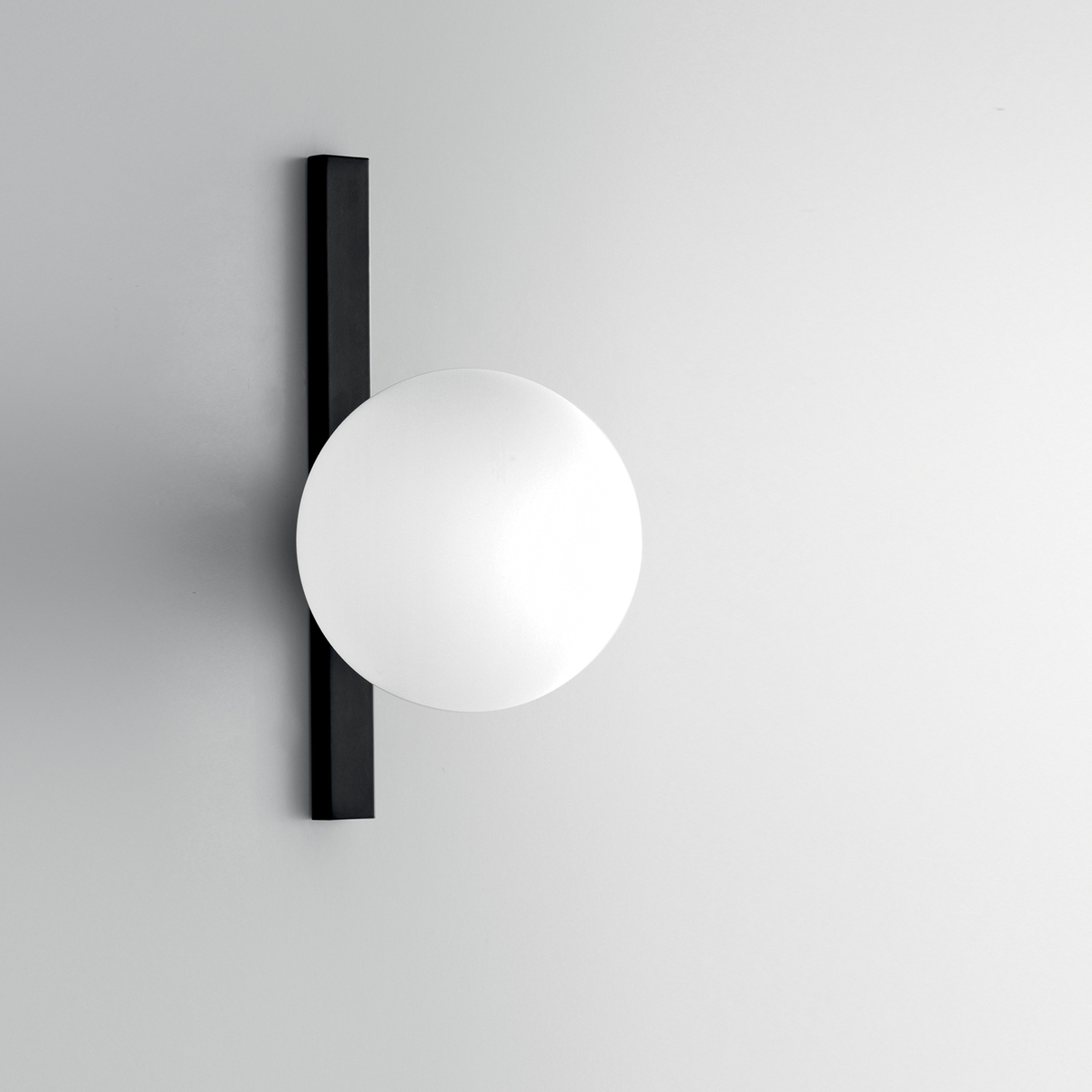 Aplique de metal negro con luz esférica de vidrio blanco Enoire Promoción Aplique de metal negro con luz esférica de vidrio blanco Enoire Promoción