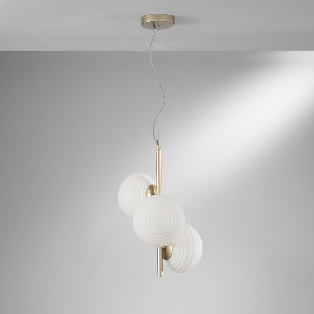 Lámpara de techo en metal dorado 3 luces de vidrio blanco para sala Ripple Promoción