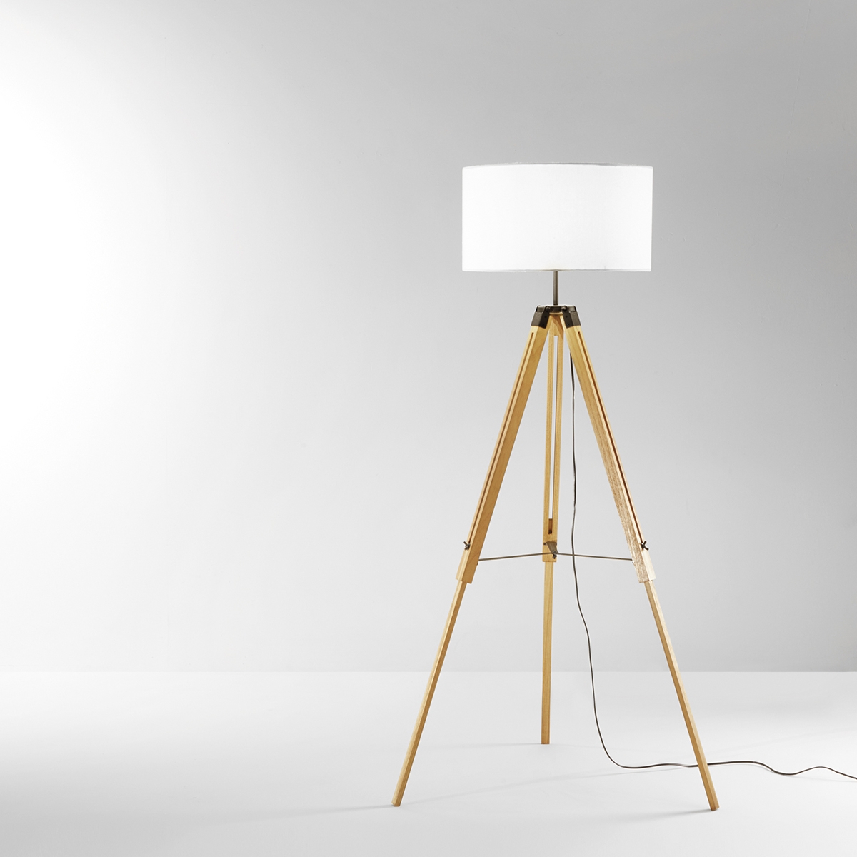 Lámpara de pie trípode de madera con pantalla de tela blanca Studios Promoción Lámpara de pie trípode de madera con pantalla de tela blanca Studios Promoción