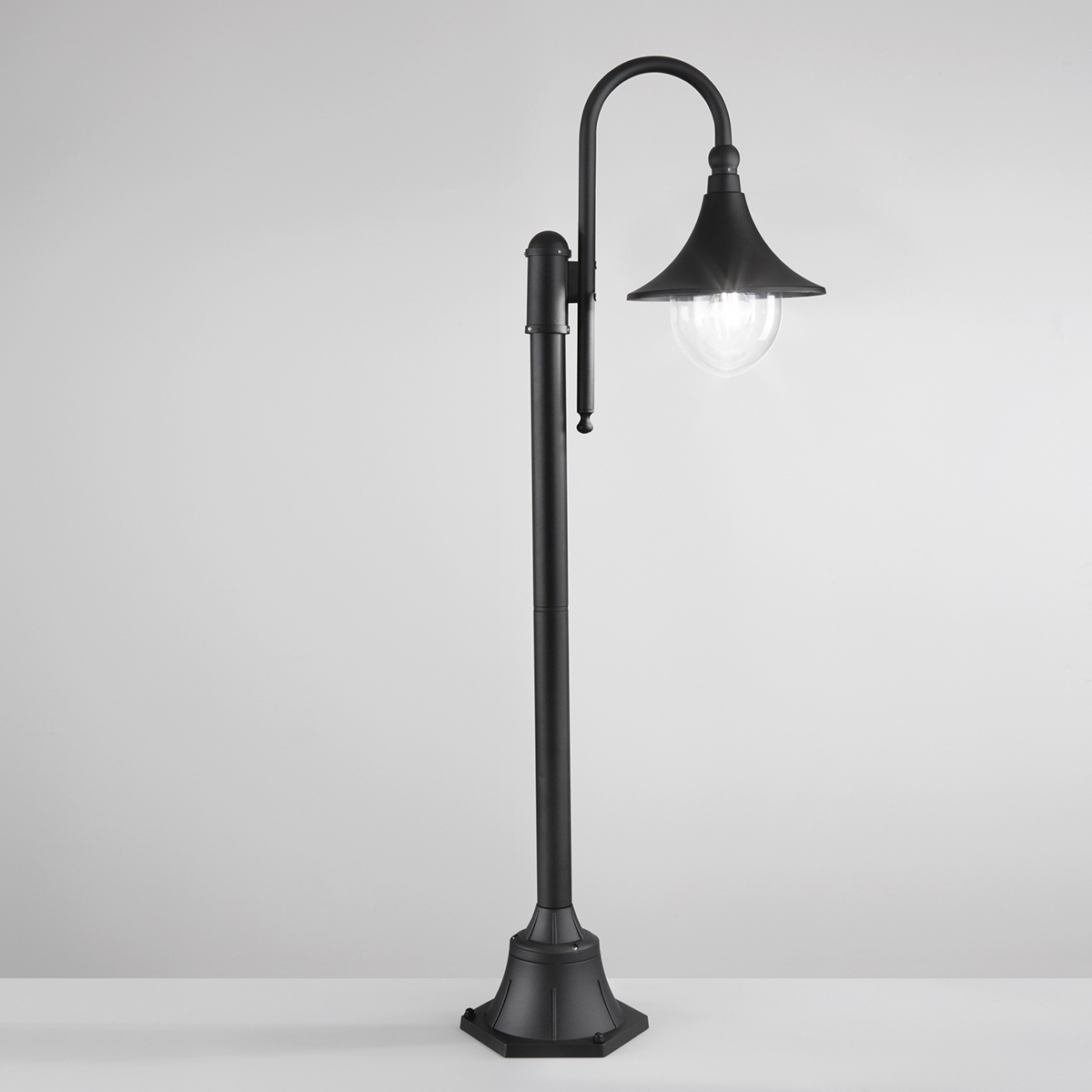 Farol de jardín exterior en aluminio negro h130 cm Pavia Promoción Farol de jardín exterior en aluminio negro h130 cm Pavia Promoción