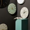 Reloj de pared minimalista diseño redondo 40 cm agujas doradas Timeline Coste