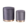 Set de 2 poufs reposapiés en tela efecto terciopelo con base dorada Ilduma 