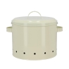 Bote de cocina de hojalata para patatas con orificios y tapa Stock