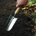 Transplantador de jardinería de acero inoxidable con mango de madera Descueto