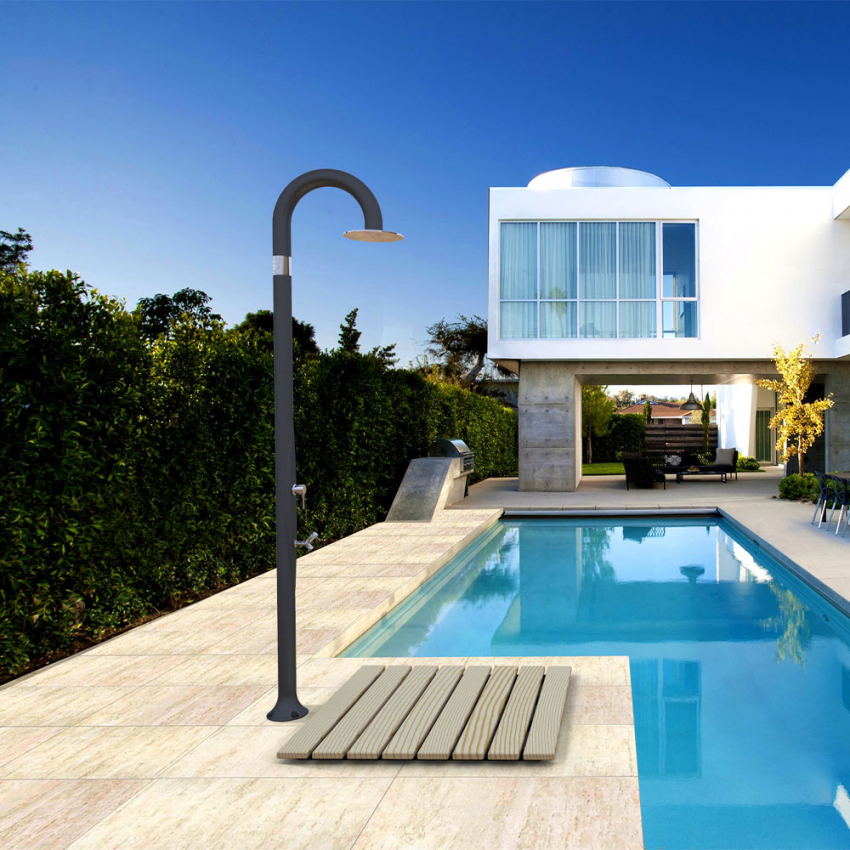 Diseño exterior de ducha exterior en jardín de villa con piscina
