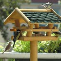 Comedero para pájaros silvestres de madera con pedestal Happiness Oferta