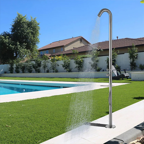 Duchas de jardín, el diseño adecuado para refrescarse al aire libre!